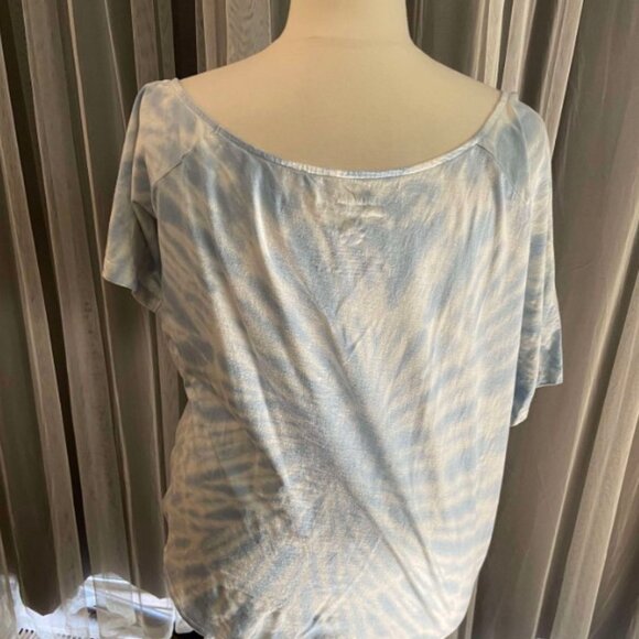 Torrid size 4 Off-Shoulder Tee - Red Hot Chili Peppers White Tie-Dye - Picture 7 of 7